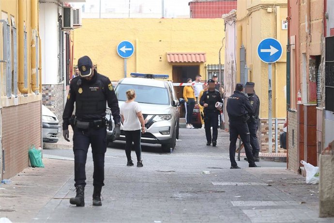 Archivo - Despliegue policial en el lugar donde se produjo el crimen. 