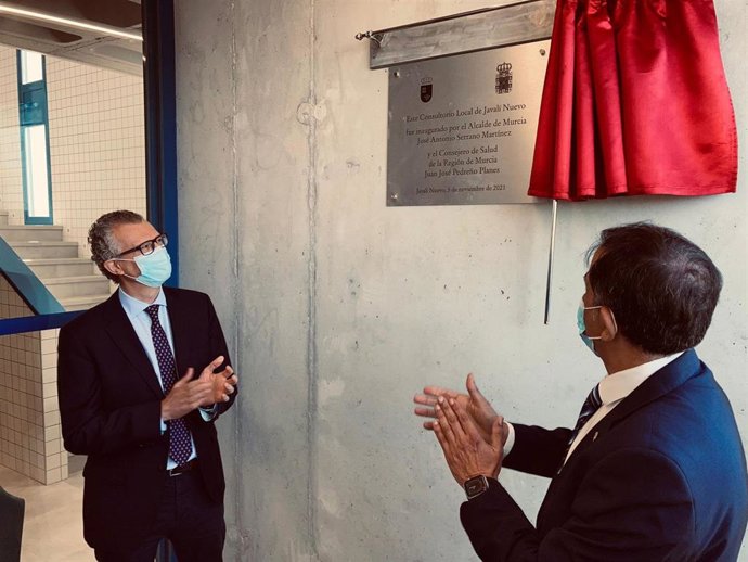 El consejero de Salud, Juan José Pedreño, inaugura el nuevo consultorio de la pedanía murciana de Javalí Nuevo junto al alcalde de Murcia, José Antonio Serrano.