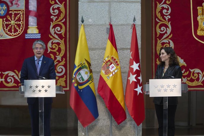 La presidenta de la Comunidad de Madrid, Isabel Díaz Ayuso, y el presidente de la  República del Ecuador, Guillermo Lasso, responden a los medios tras una reunión entre ambos, en la Real Casa de Correos, a 5 de noviembre de 2021, en Madrid, (España). 