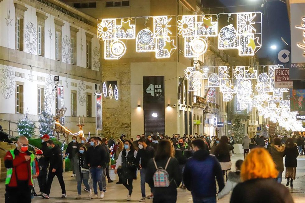 Archivo - Transeúntes pasean bajo las luces navideñas, en Vigo, Galicia (España), a 25 de diciembre de 2020.