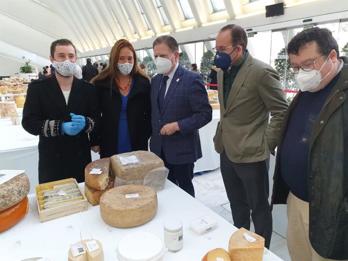 El alcalde de Oviedo, Alfredo Canteli y miebros del equipo de Gobierno en el Festival INternacional del Queso en Oviedo.
