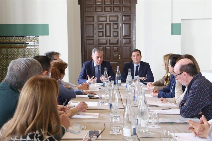 El candidato del PP a la Alcaldía de Sevilla, José Luis Sanz, y el portavoz del grupo municipal, Juan de la Rosa, en la reunión mantenida con asociaciones de vecinos del Centro de la ciudad.