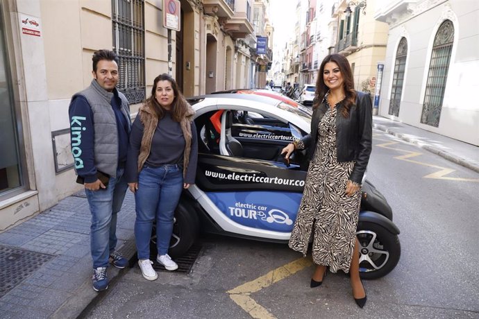 Alejandro Acosta, Gema Martínez, empresarios malagueños que han puesto en marcha una empresa de rutas en coche eléctrico, junto a la delegada de Turismo, Nuria Rodríguez.