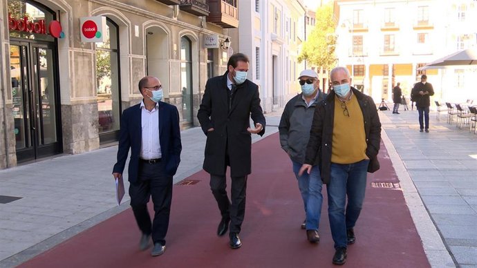 El alcalde de Valladolid, Óscar Puente, (segundo por la izquierda) recorre la calle María de Molina, recientemente peatonalizada.