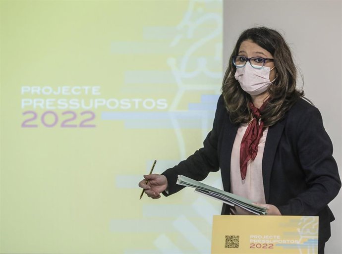 La vicepresidenta de la Generalitat Valenciana, Mónica Oltra, en la rueda de prensa posterior al pleno extraordinario del Consell que ha aprobado las cuentas del 2022, a 3 de noviembre de 2021, en Valencia, Comunidad Valenciana (España).
