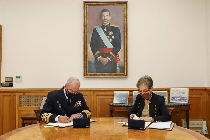 El Jefe de Estado Mayor de la Defensa, Almirante Teodoro López Calderón, y la directora del Centro Nacional de Inteligencia (CNI), Paz Esteban, en la firma del convenio