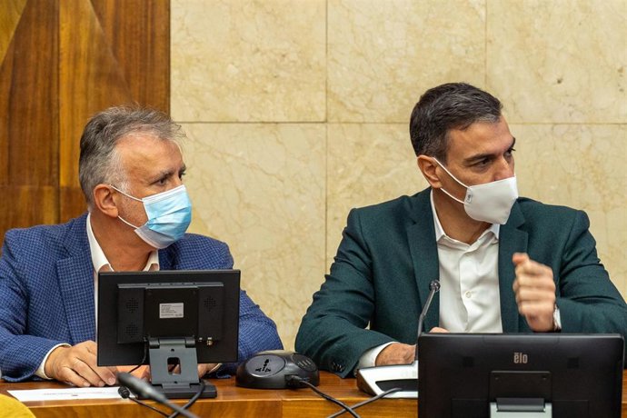 El presidente del Gobierno de Canarias, Ángel Víctor Torres (i) y el presidente del Gobierno, Pedro Sánchez (d), durante una reunión con el PEVOLCA