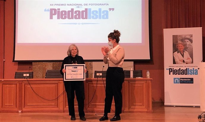 Pilar Pequeño recibe el Premio Nacional de Fotografía Piedad Isla.