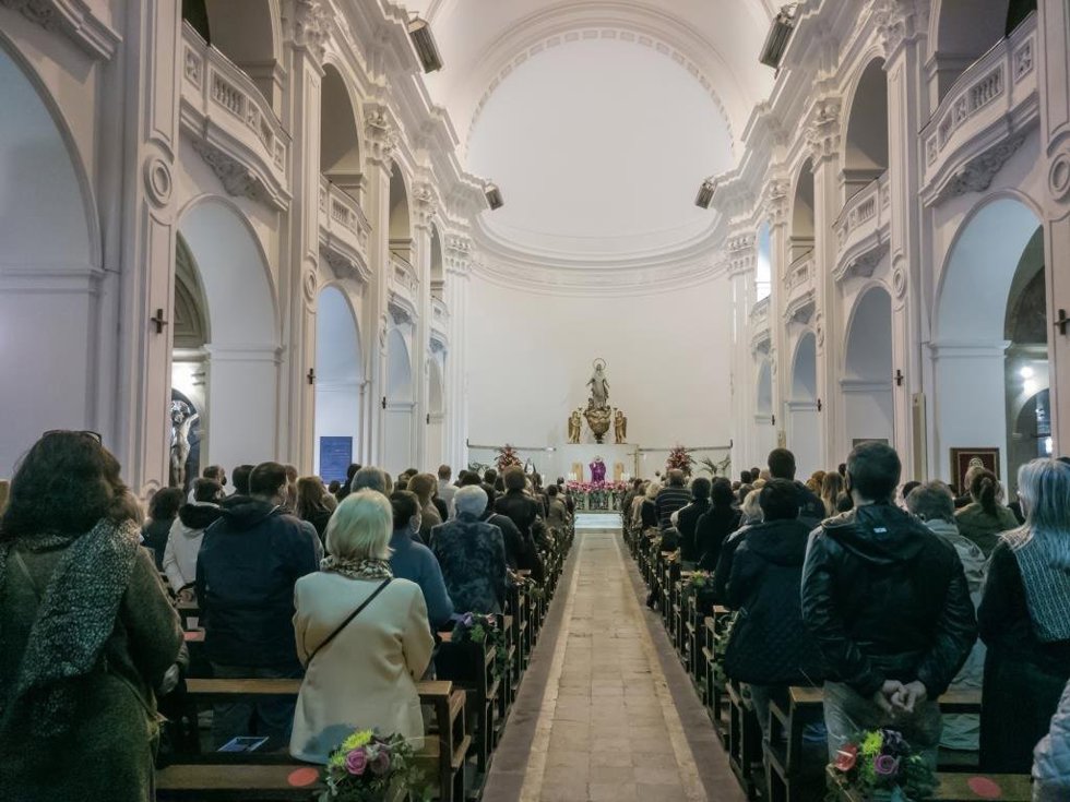 La Misa de los Difuntos en la parroquia de Santa María de Badalona (Barcelona)