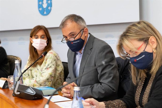 El director del Instituto Galego de Vivenda e Solo, Heriberto García Porto, presenta las cuentas de su departamento en comisión parlamentaria.