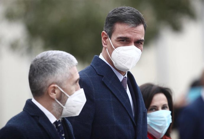 Archivo - (I-D) El ministro del Interior Fernando Grande-Marlaska; el presidente del Gobierno, Pedro Sánchez, y la ministra de Defensa, Margarita Robles.