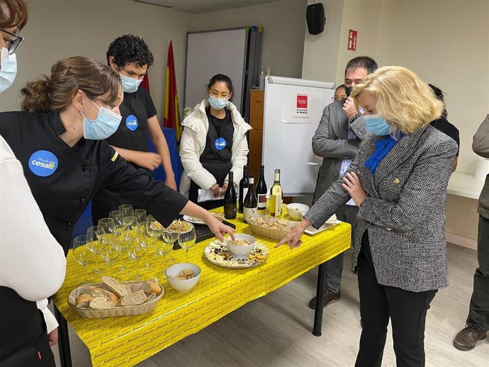 La consejera de Familia, Juventud y Política Social de la Comunidad de Madrid, Concepción Dancausa, ha visitado un centro de Participación e Integración de Inmigrantes situado en el madrileño barrio de Tetuán.