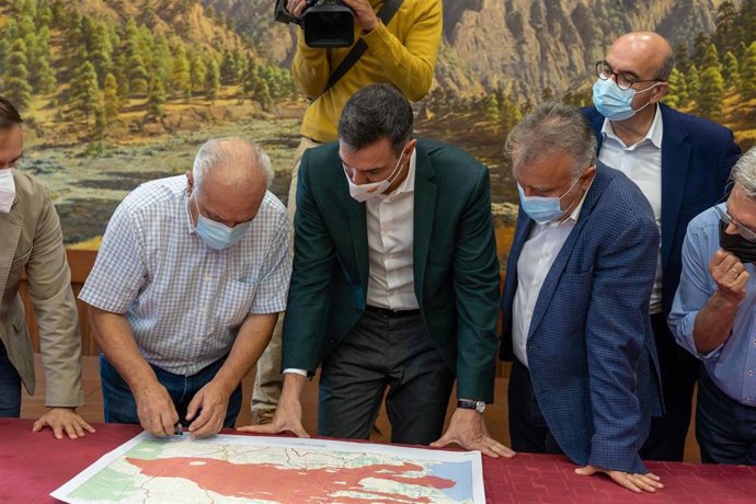 El presidente del Gobierno de Canarias, Ángel Víctor Torres (2i) y el presidente del Gobierno, Pedro Sánchez (3i), durante una reunión con el PEVOLCA para valorar la situación de La Palma tras la erupción del volcán, a 5 de noviembre de 2021, en La Palm