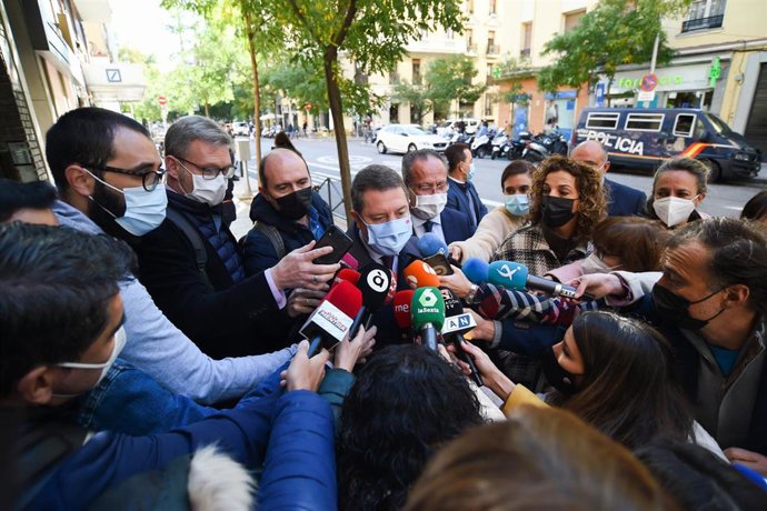 El presidente de Castilla La-Mancha, Emiliano García-Page, responde a los medios a su llegada a un encuentro del PSOE con sus presidentes autonómicos para encauzar el debate sobre la financiación autonómica, a 5 de noviembre de 2021, en Madrid (España).