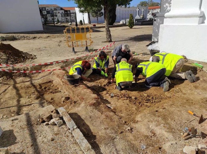 Trabajos de exhumación de los restos de represaliados en una fosa común.