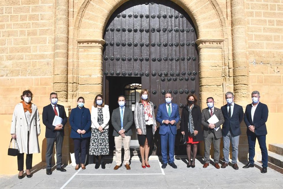 Foto de familia tras el acto oficial de apertura del curso académico en la Escuela Universitaria de Osuna, centro adscrito de la Universidad de Sevilla.