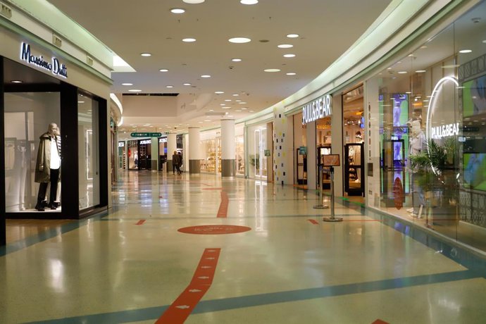 Archivo - Un centro comercial vacío en una jornada marcada por el inicio de la entrada en vigor de una desescalada gradual en la región, en Vigo, Galicia (España), a 17 de febrero de 2021. Galicia reabre hoy cines, teatros, auditorios, bibliotecas y exp