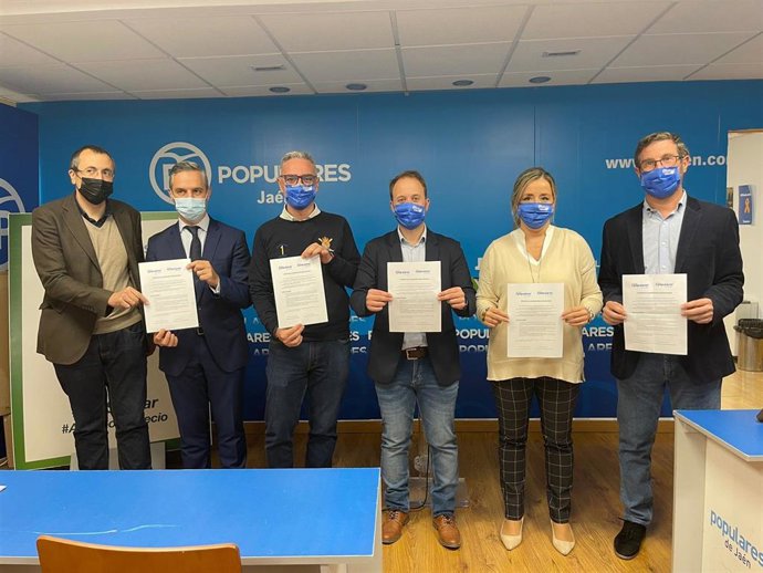 Dirigentes del PP de Jaén con el acuerdo que van a suscribir con el PP guipuzcoano
