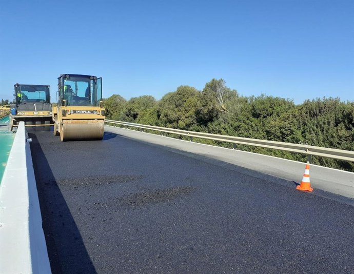 Trabajos en el firme de varios tramos de la A-2233 en el término municipal de Vejer.