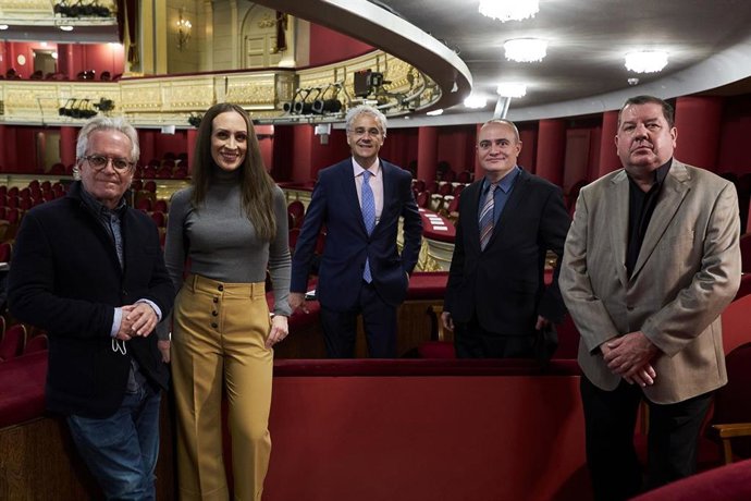 El director de escena, Christopher Alden; la cantante de ópera Brenda Rae; Ignacio García-Belenguer; Joan Matabosch, y el director musical, Ivor Bolton, posan durante la presentación de la ópera Parténope