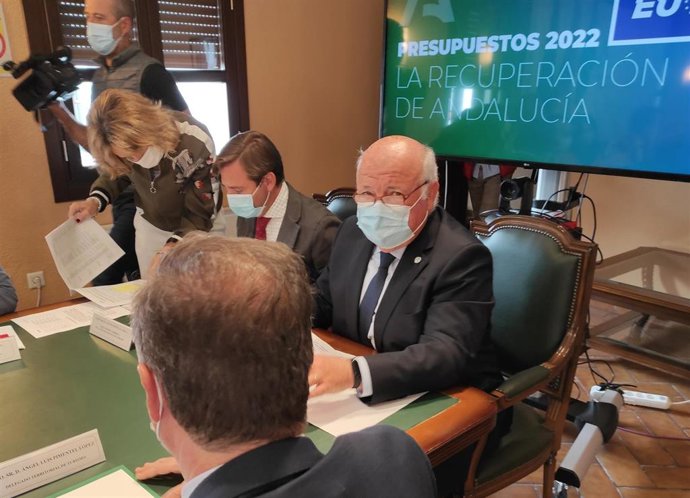 Jesús Aguirre revisa el proyecto de presupuestos de la Junta para 2022 con los delegados territoriales en Córdoba.