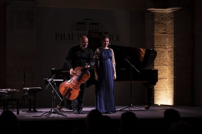 Archivo - El violonchelista solista de la Orquesta de Valncia, Iván Balaguer, y la pianista Irene Renart