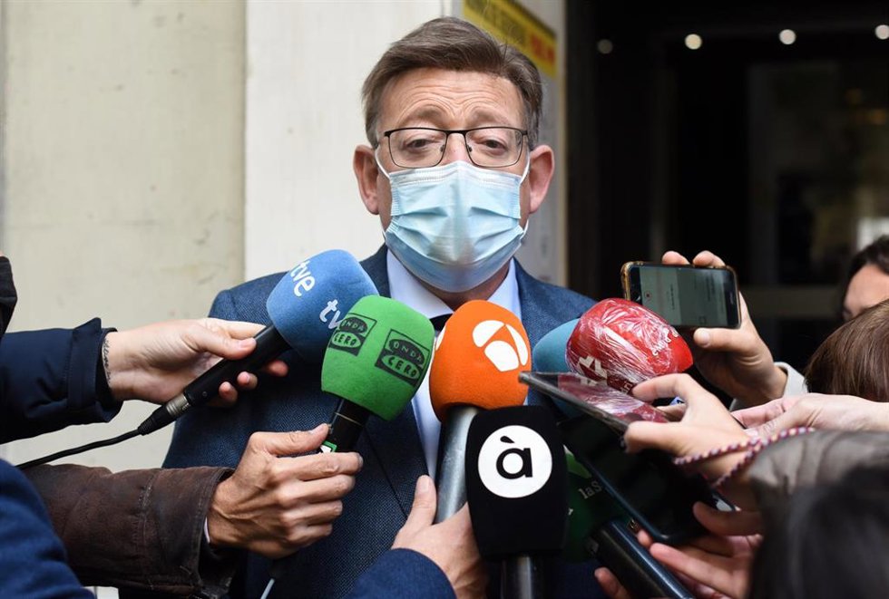 El presidente de la Comunidad Valenciana, Ximo Puig, ofrece declaraciones a los medios en el marco de un encuentro del PSOE con sus presidentes autonómicos para encauzar el debate sobre la financiación autonómica, a 5 de noviembre de 2021, en Madrid (Es