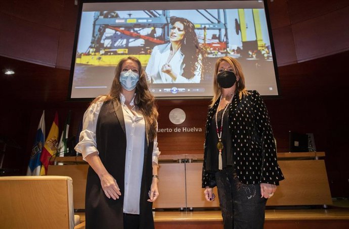 La presidenta del Puerto de Huelva, Pilar Miranda, junto a la cantora Argentina.