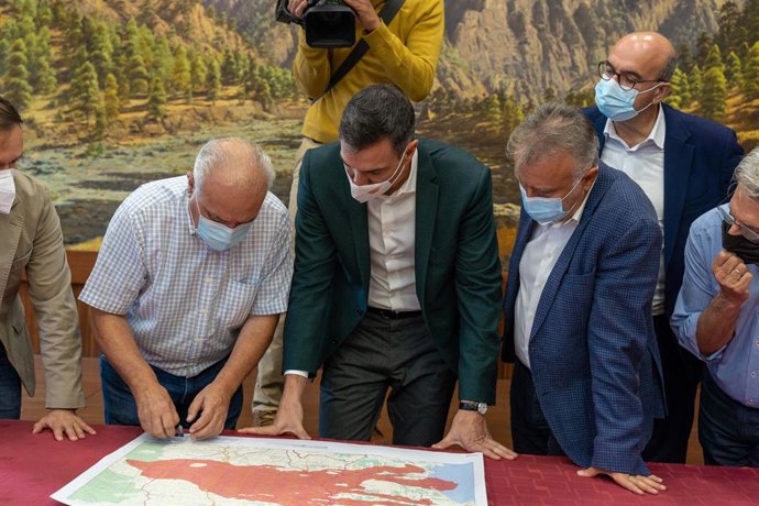 El presidente del Gobierno de Canarias, Ángel Víctor Torres (2i) y el presidente del Gobierno, Pedro Sánchez (3i), durante una reunión con el PEVOLCA para valorar la situación de La Palma tras la erupción del volcán, a 5 de noviembre de 2021, en La Palm