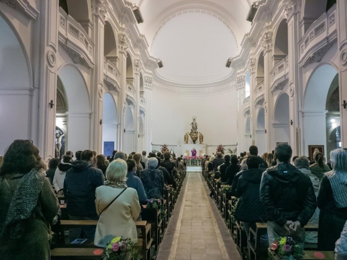 La missa a la parrquia de Santa Maria de Badalona (Barcelona)