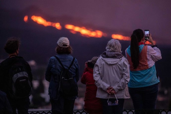 Un grupo de personas observa la erupción del volcán de Cumbre Vieja desde el mirador de Tajuya