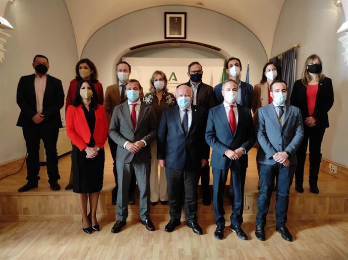 Aguirre (centro), con el resto de delegados de la Junta en Córdoba, en la presentación del prespuesto andaluz para 2022 referido a la provincia.