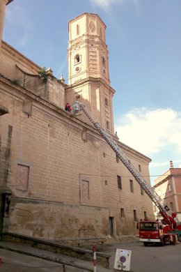 Retirada de nidos de cigüeña en la Iglesia de Santa María, en Alcañiz (Teruel).