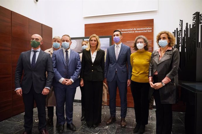 La eurodiputada de Cs Maite Pagaza (segunda por la derecha), junto a la delegación de europarlamentarios que estudia los crímines de ETA sin resolver