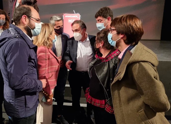 Representantes del PSOE de Torrelavega hablan con la ministra de Transportes, Movilidad y Agenda Urbana, Raquel Sánchez, aprovechando su presencia en Cantabria