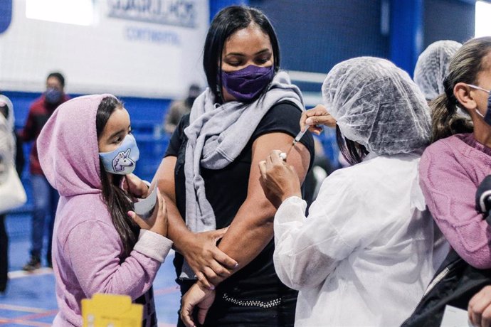 Archivo - Una mujer se vacuna del coronavirus en Brasil.
