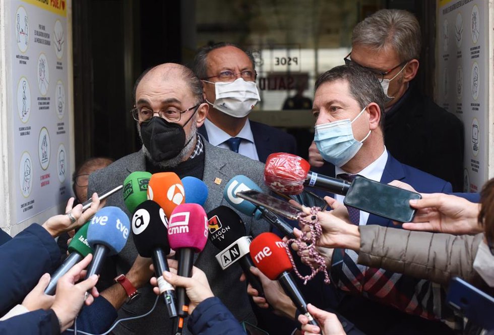 El presidente de Aragón, Javier Lambán, y de Castilla-La Mancha, Emiliano García-Page  ofrecen declaraciones a los medios en el marco de un encuentro del PSOE con sus presidentes autonómicos  