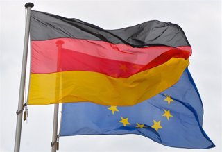 Archivo - Bandera de Alemania y de la Unión Europea