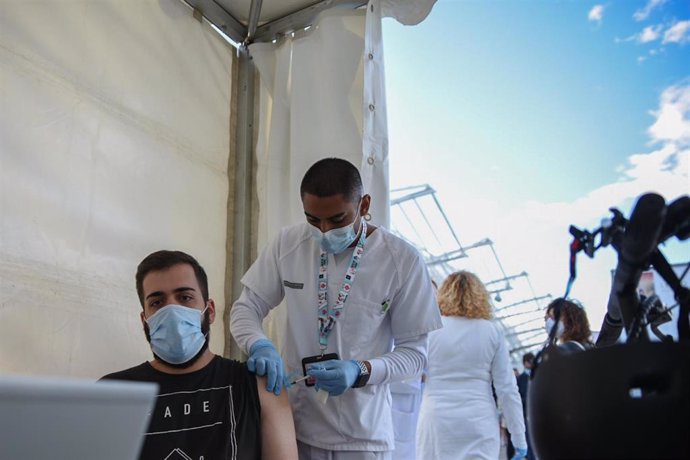 Un joven acude a recibir la vacuna contra el Covid-19, en un punto de vacunación instalado con motivo del Festival de Les Arts, a 4 de noviembre de 2021, en Valencia, Comunidad Valenciana (España).