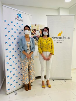 Representantes de Caixabank y la fundación Universo Unido