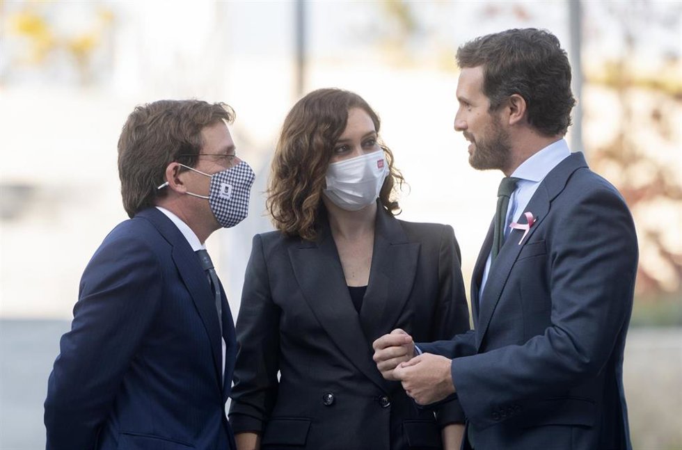 El alcalde de Madrid, José Luis Martínez-Almeida; la presidenta de la Comunidad de Madrid, Isabel Díaz Ayuso; y el presidente del PP, Pablo Casado, a su llegada a la inauguración del nuevo Campus de IE Tower. En Madrid, a 19 de octubre de 2021.
