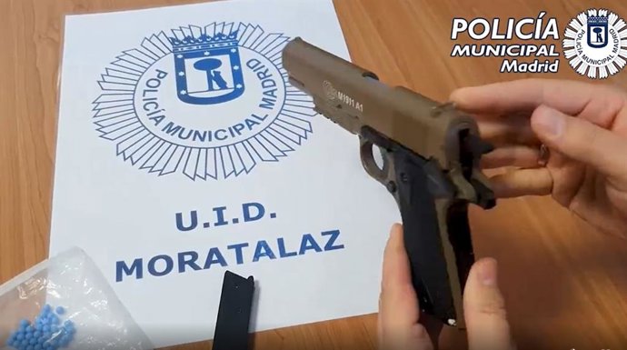 Agentes Tutores intervienen una pistola de airsoft a un menor en un instituto de Moratalaz