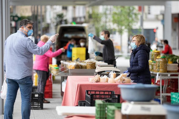Archivo - Clientes y vendedores en distintos puestos en el Mercado de Santa Bárbara, que se celebra en Vitoria