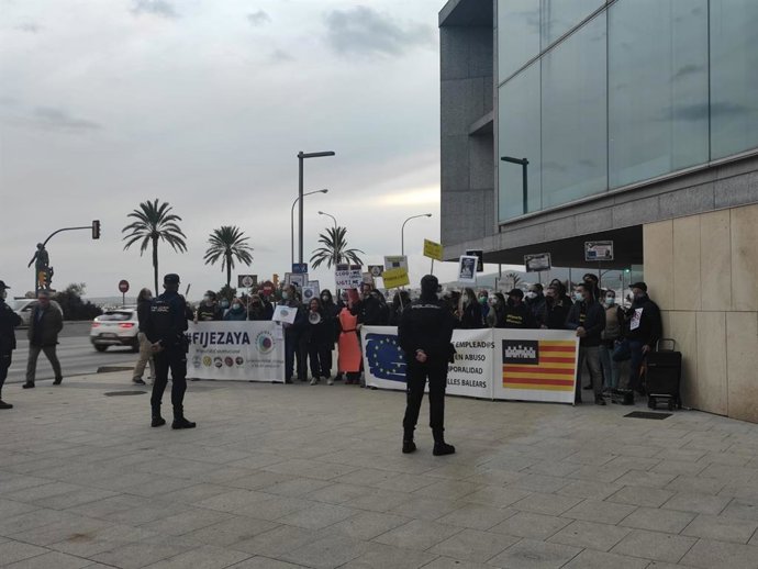 Protesta de interinos esperando a la ministra Yolanda Díaz a las puertas del Palacio de Congresos de Palma.