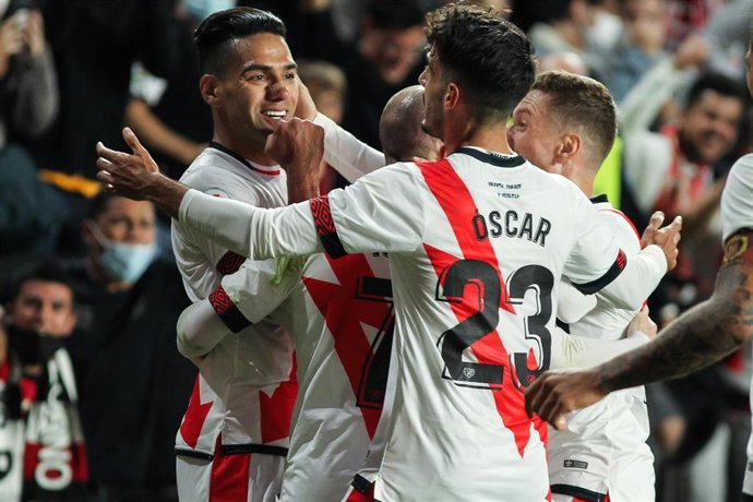 Radamel Falcao celebra su gol en el Rayo Vallecano-FC Barcelona de LaLiga Santander 2021-2022