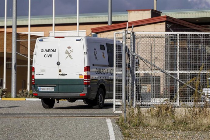 Un furgón de la Guardia Civil entra a la cárcel de Segovia a la que fue trasladado el autor del crimen de Lardero