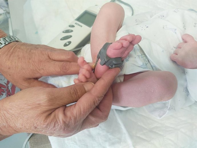 Archivo - Un recién nacido en el Hospital de la Serranía de Ronda.