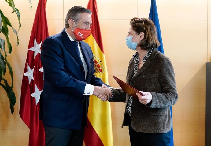 El consejero de Presidencia, Justicia e Interior, Enrique López, firma un convenio con la Fundación Telefónica