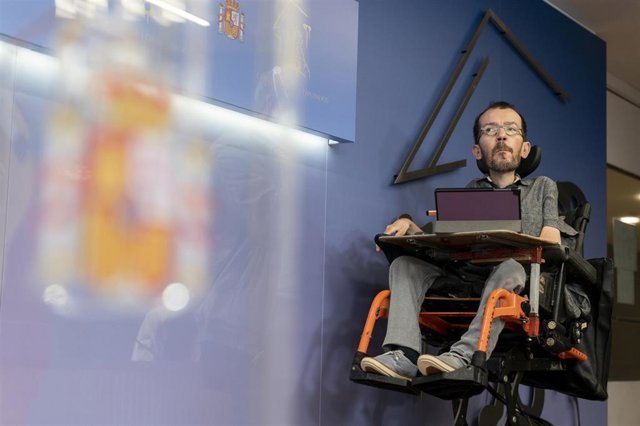 El portavoz de Unidas Podemos, Pablo Echenique, interviene en una rueda de prensa anterior a una Junta de Portavoces en el Congreso de los Diputados, a 26 de octubre de 2021, en Madrid, (España).