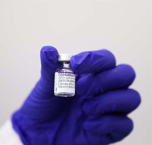 Un enfermero prepara una vacuna contra la gripe en el centro de Salud Baviera, a 25 de octubre de 2021, en Madrid, (España). 